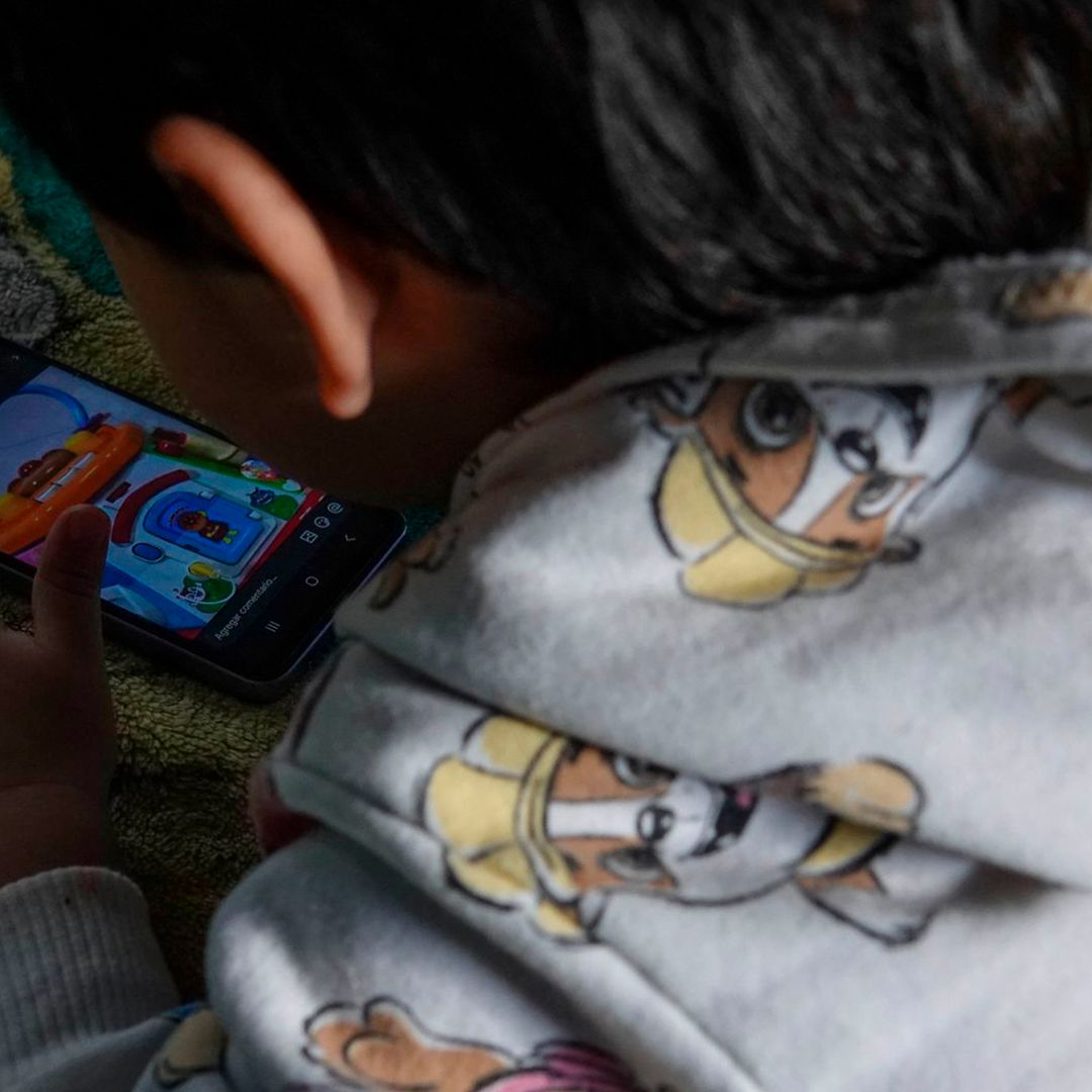 ¿Por Qué Restringirán el Uso de Celulares en Primarias y Secundarias de México?